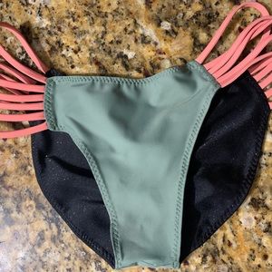 Savage swim ‘haven’ bottom brand new. Size medium extra coverage, cheeky style.